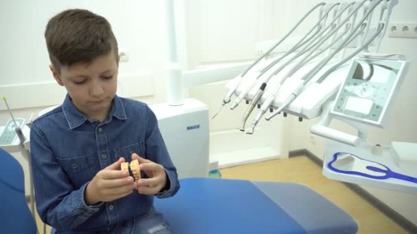 Junge Der Zahnarztpraxis Lernen Seine Zähne Putzen — Stockvideo