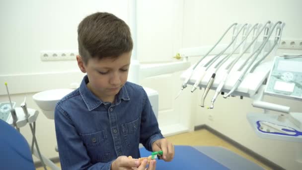 牙医办公室里的4K男孩正在学习刷牙 — 图库视频影像
