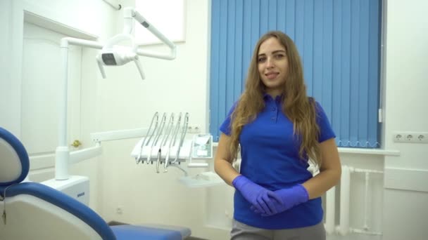 Zubař Ukazuje Tvar Srdce — Stock video