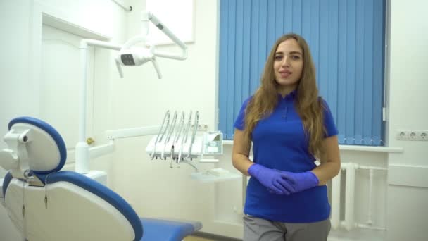 Girl Zubař Modré Uniformě Ukazuje Srdce Rukou Stojící — Stock video