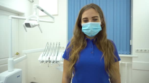 Dentysta Gumowych Rękawiczkach Zdejmujący Maskę Twarzy — Wideo stockowe