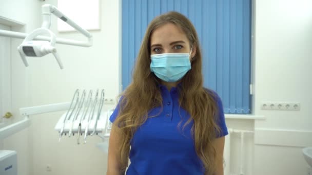 Charming Kobieta Dentysta Zdjąć Maskę Twarzy Podczas Przygotowywania Się Appoi — Wideo stockowe