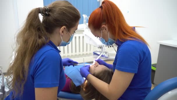 Młoda Kobieta Odwiedza Klinikę Stomatologiczną Celu Profesjonalnego Leczenia Zębów Kobieta — Wideo stockowe