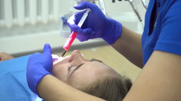 Ευρωπαϊκή Νεαρή Γυναίκα Κάθεται Στην Ιατρική Καρέκλα Ενώ Οδοντίατρος Για — Αρχείο Βίντεο