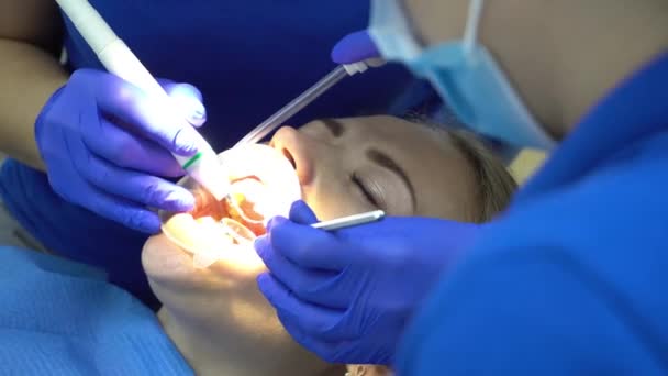 Mujer Rubia Sienta Silla Del Dentista Somete Revisión Del Dentista — Vídeo de stock