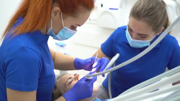 Diş Hekimi Bir Hastaya Diş Muayenehanesi Yapar — Stok video