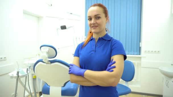 Portrait Einer Zahnärztin Sie Steht Ihrer Zahnarztpraxis — Stockvideo