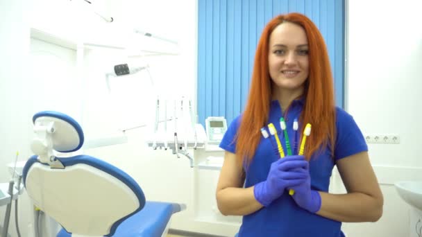 Οδοντίατρος Κρατά Στα Χέρια Του Και Δείχνει Τις Οδοντόβουρτσες Πορτρέτο — Αρχείο Βίντεο