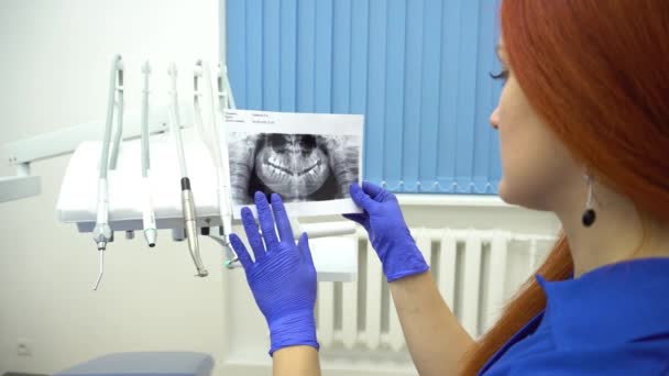 Dentystka Trzymająca Prześwietlenie Zębów — Wideo stockowe