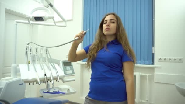 Κοκκινομάλλα Γιατρός Οδοντίατρος Γυναίκα Κρατώντας Σύριγγα Αέρα Πάνω Από Παρασκήνιο — Αρχείο Βίντεο