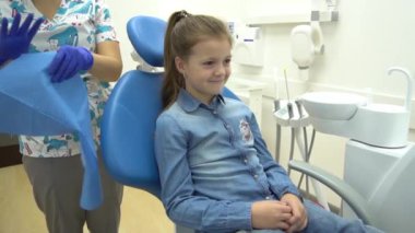Slow Motion, dişçide sandalyede oturan tatlı kız.