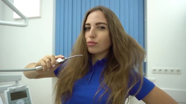 Lange Haare Zahnärztin Frau Hält Luft Wasser Spritze Über Dem — Stockvideo