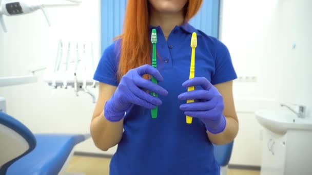Tandarts Houdt Tandenborstels Zijn Handen — Stockvideo
