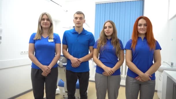 Glimlachende Tandarts Met Team Trainen Tandheelkundige Kliniek — Stockvideo