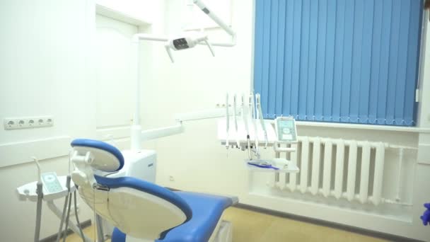 牙医适合坐这把椅子 牙科医生在办公室用工具工作 — 图库视频影像