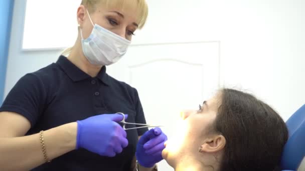 Zahnarzt Bei Einer Zahnbehandlung Einem Patienten — Stockvideo