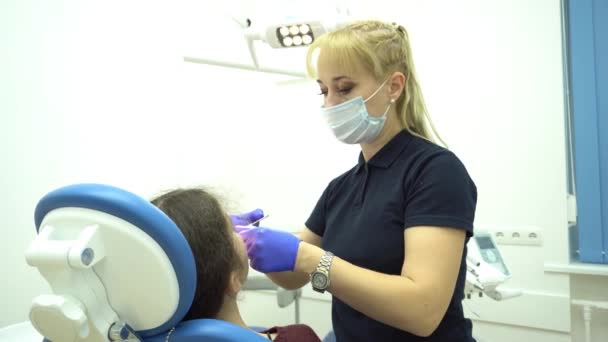 Dentista Tratta Denti Paziente — Video Stock