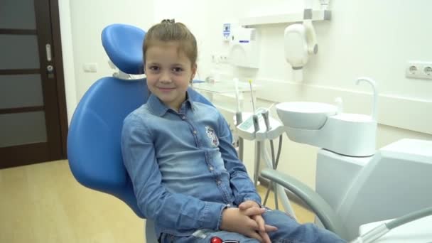 Vackert Barn Med Ett Perfekt Friskt Leende Sitter Tandläkarens Stol — Stockvideo