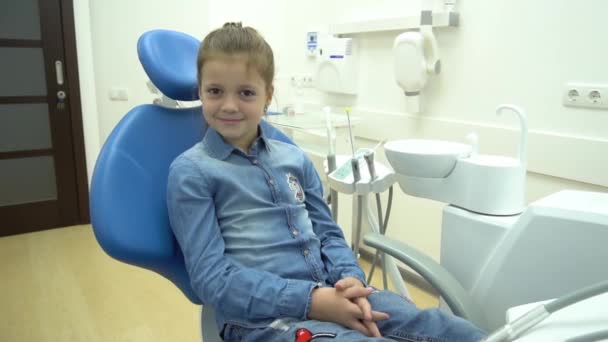 Zeitlupe Süßes Kleines Mädchen Zahnarztstuhl Lächelt — Stockvideo