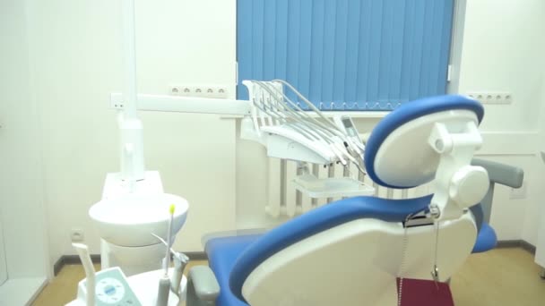 Slow Motion Vista Vertical Una Habitación Dentista Con Asiento Azul — Vídeo de stock