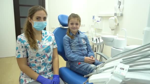 Paciente Niña Con Médico Mostrando Pulgar Hacia Arriba Aprobando Dentista — Vídeo de stock