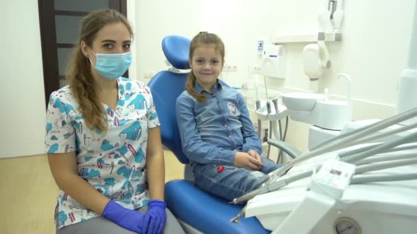 Slow Motion Niña Pequeña Dando Pulgares Hacia Arriba Con Dentista — Vídeos de Stock