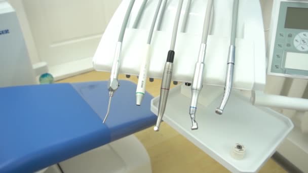 Slow Motion Zbliżenie Sprzętu Dentystycznego Nowoczesnej Klinice Stomatologicznej Wnętrze — Wideo stockowe