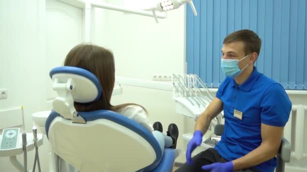 Slow Motion Giovane Bel Dentista Medico Confortante Paziente Femminile Seduto — Video Stock