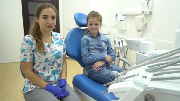 Liten Flicka Som Ger High Five Till Tandläkare — Stockvideo