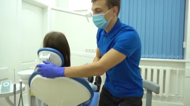 Οδοντίατρος Κάθεται Δίπλα Στον Ασθενή — Αρχείο Βίντεο