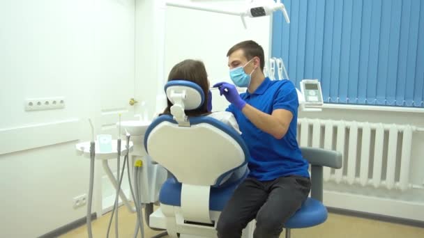 Dentist Examining Patient Teeth Modern Dentistry Office — Stockvideo