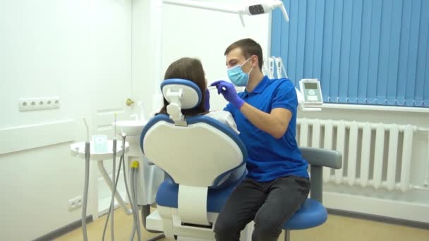 Slow Motion Erfolgreicher Zahnarzt Zahnarzt Überprüft Die Zähne Des Patienten — Stockvideo