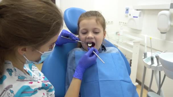 Ragazza Carina Clinica Dentale Bambino Stomatologia Con Dentista — Video Stock