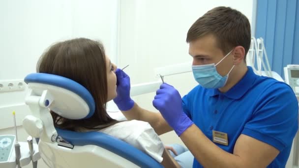 Slow Motion Zahnarzt Untersucht Die Zähne Eines Patienten Beim Zahnarzt — Stockvideo