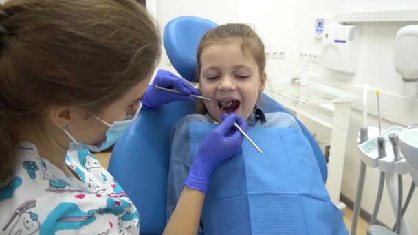 Slow Motion Zahnarzt Untersucht Zähne Des Kleinen Mädchens Klinik — Stockvideo