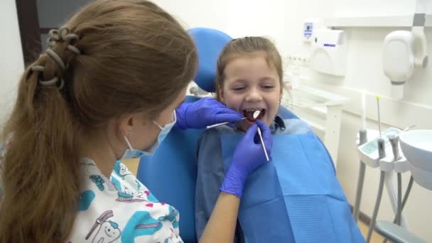 Pequeña Niña Está Teniendo Sus Dientes Examinados Por Dentista — Vídeos de Stock