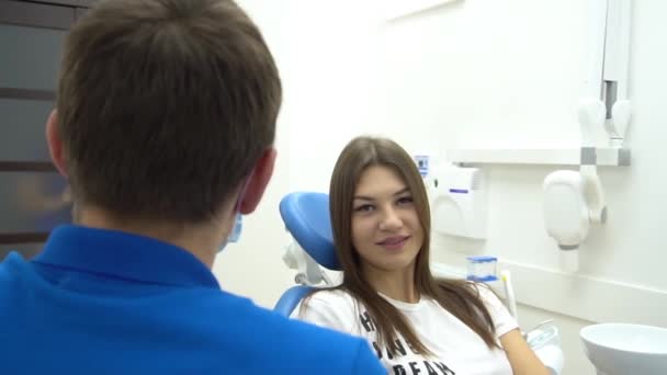 Dziewczyna Krześle Dentystą Podnoszącym Kciuki Gabinecie Dentystycznym — Wideo stockowe