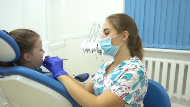 Niño Con Dentista Consultorio Dental — Vídeo de stock