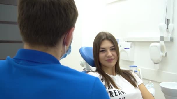 Patient Med Perfekta Vita Tänder Och Leende Nöjd Efter Tandvård — Stockvideo