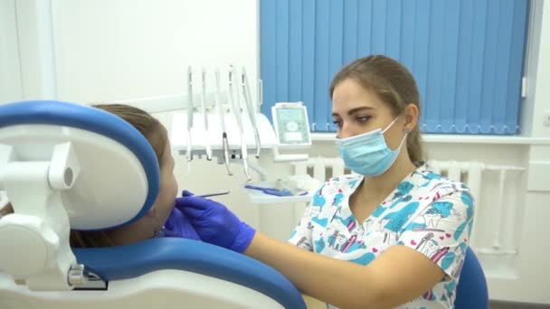 Dentista Slow Motion Tratta Denti Una Paziente Ragazza — Video Stock