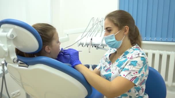 Lento Movimento Dentista Femminile Bambino Uno Studio Dentistico — Video Stock