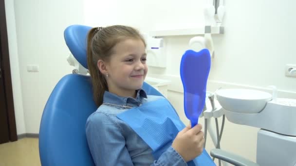 Gadis Kecil Yang Positif Memegang Cermin Duduk Kursi Gigi — Stok Video