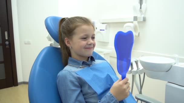 Lento Motion Menina Olhando Espelho Após Procedimento Dentário — Vídeo de Stock