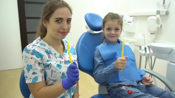 Lento Motion Menina Com Dentista Escovar Dentes — Vídeo de Stock