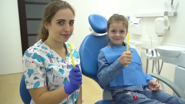 Slow Motion Mädchen Mit Einem Zahnarzt Beim Zähneputzen — Stockvideo