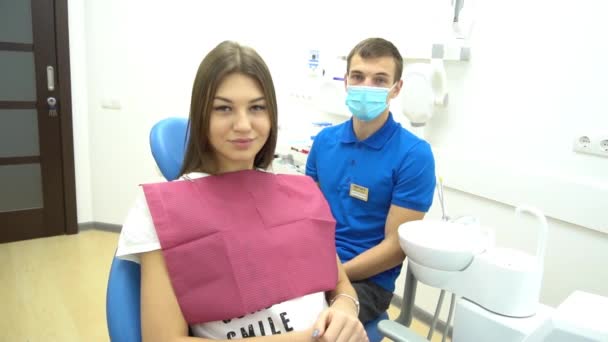 Médico Dentista Jovem Paciente Mostrando Polegar Para Cima Conceito Dentes — Vídeo de Stock