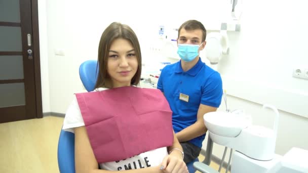Médico Cámara Lenta Paciente Mirando Cámara Haciendo Gestos Denti — Vídeo de stock