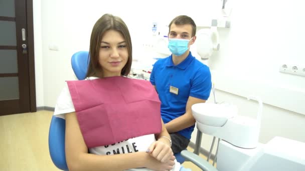 Slow Motion Молодая Девушка Стоматолог Показывающие Большие Пальцы Вверх Улыбающиеся — стоковое видео