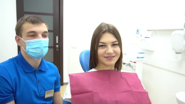 Dentista Paciente Menina Mãos Fazendo Forma Coração — Vídeo de Stock