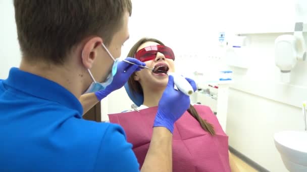 Slow Motion Paciente Que Visita Dentista Para Check Enchimento Regulares — Vídeo de Stock